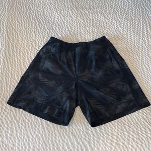 📌 Gently used Black Tropical Camo 5in inseam hem
